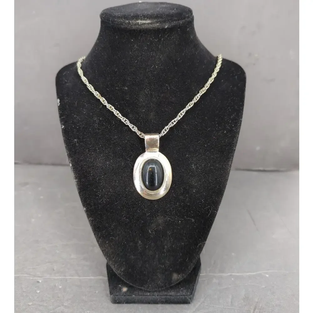 Vintage Silver Tone Oval Black.White Inset Pendant Necklace Set Interchangeable